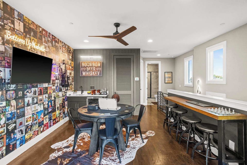 4th Floor Party Room: Poker Table, Wet Bar+ Smart TV all leading out to Roof Top Deck!