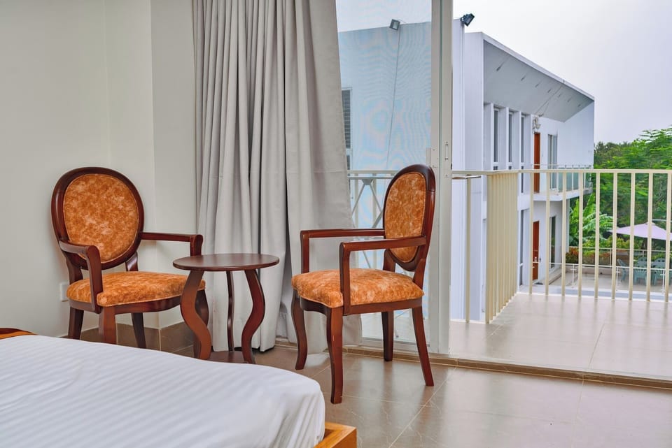 Deluxe Double Room, City View | Bathroom | Free toiletries, towels, soap, shampoo