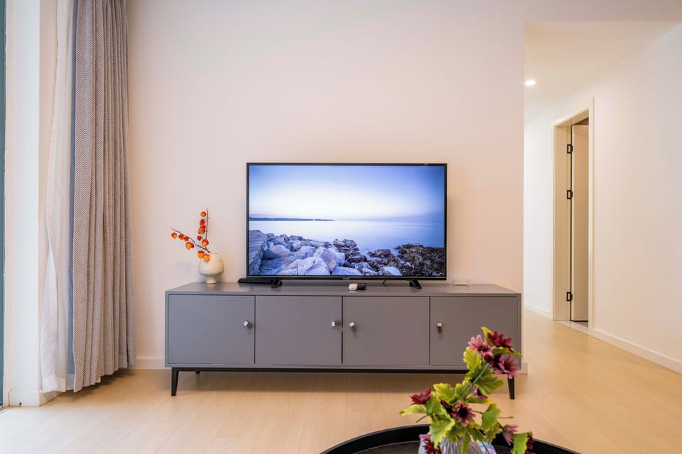 Superior Apartment, 3 Bedrooms, Balcony, City View | Living room | Smart TV