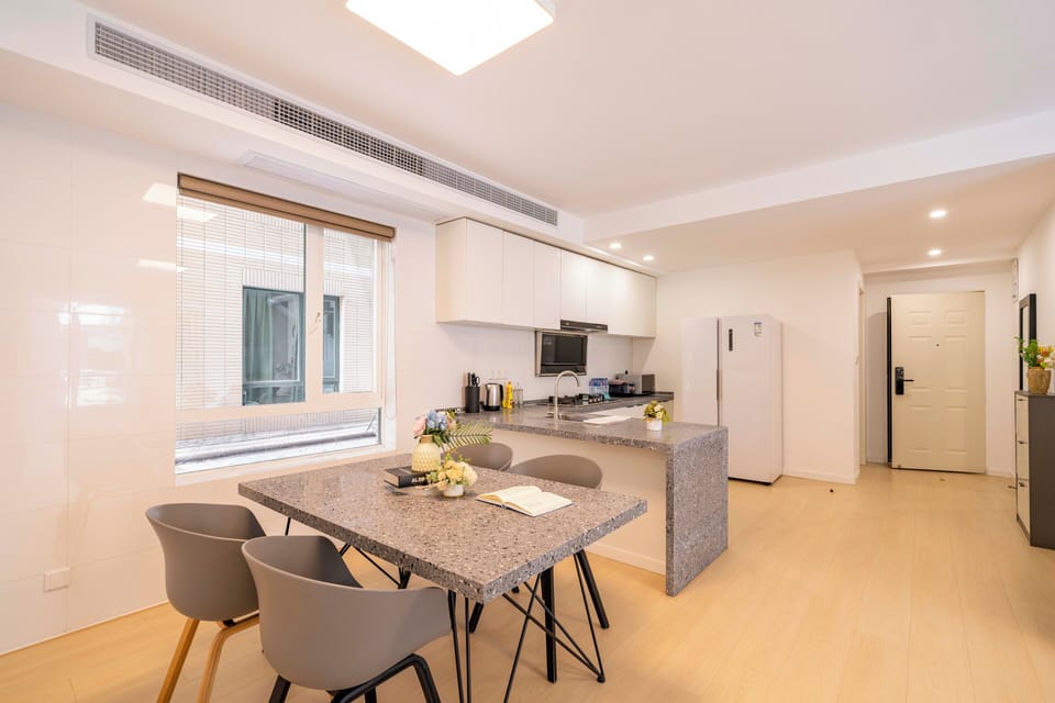 Superior Apartment, 3 Bedrooms, Balcony, City View | Living room | Smart TV