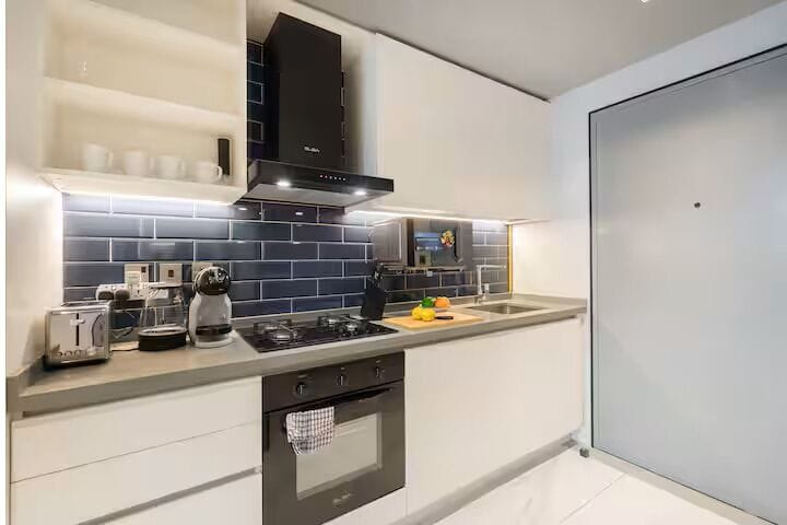 Luxury Apartment, Balcony, Pool View | Private kitchen | Microwave, oven, stovetop, electric kettle