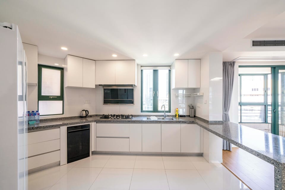 Superior Apartment, 4 Bedrooms, Balcony, City View | Private kitchen