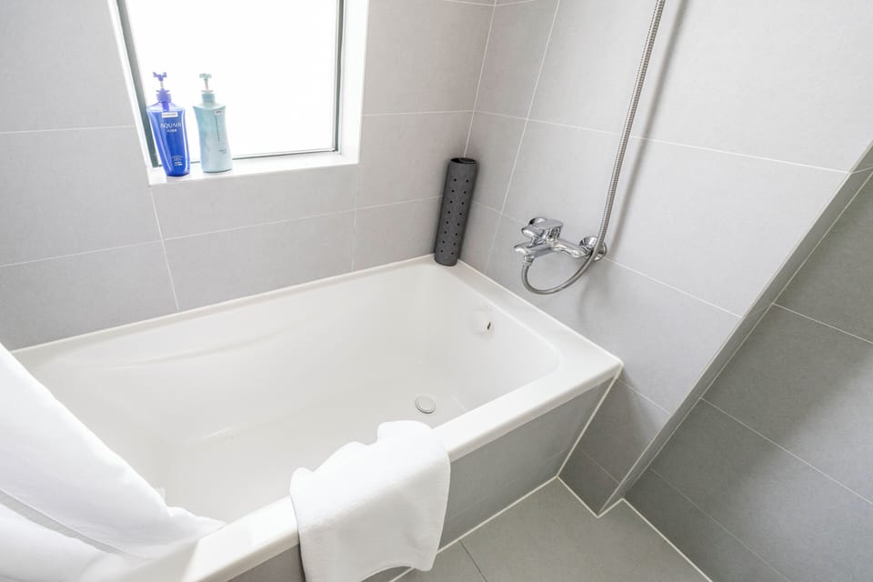 Tyms Spacious 4BR 2BA Apt Xujiahui Bed and Breakfast in Shanghai