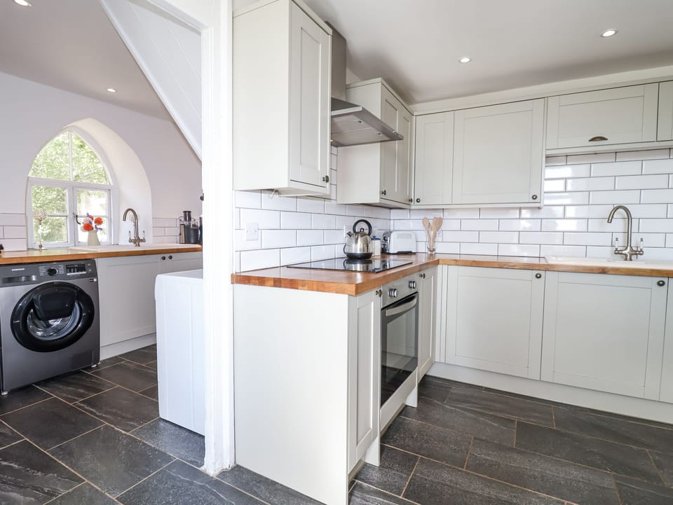Cottage | Private kitchen | Fridge, microwave, dishwasher, toaster