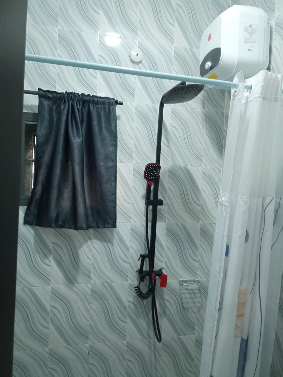 Separate tub and shower, towels, soap, shampoo