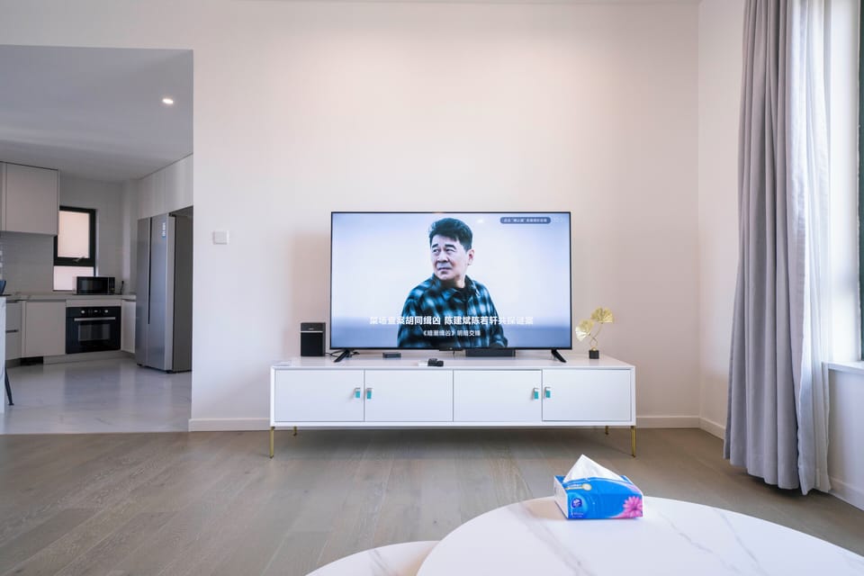 Superior Apartment, 4 Bedrooms, Balcony, City View | Living room | Smart TV