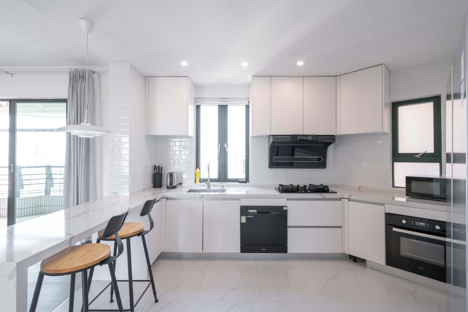 Superior Apartment, 4 Bedrooms, Balcony, City View | Private kitchen