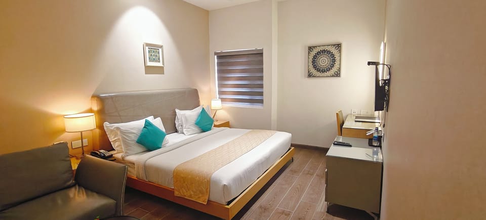 Executive Room | In-room safe, desk, laptop workspace, blackout drapes