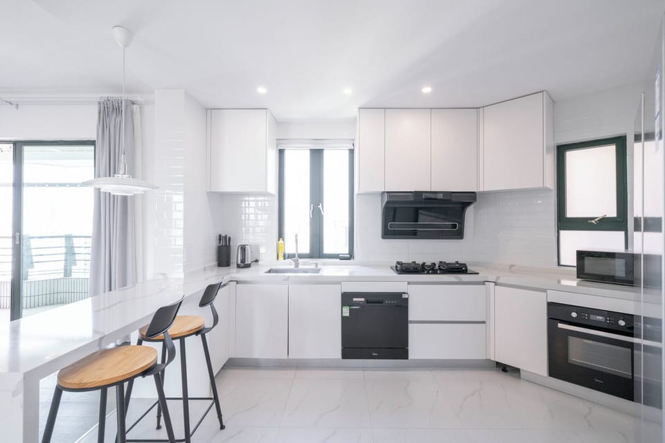 Superior Apartment, 4 Bedrooms, Balcony, City View | Private kitchen