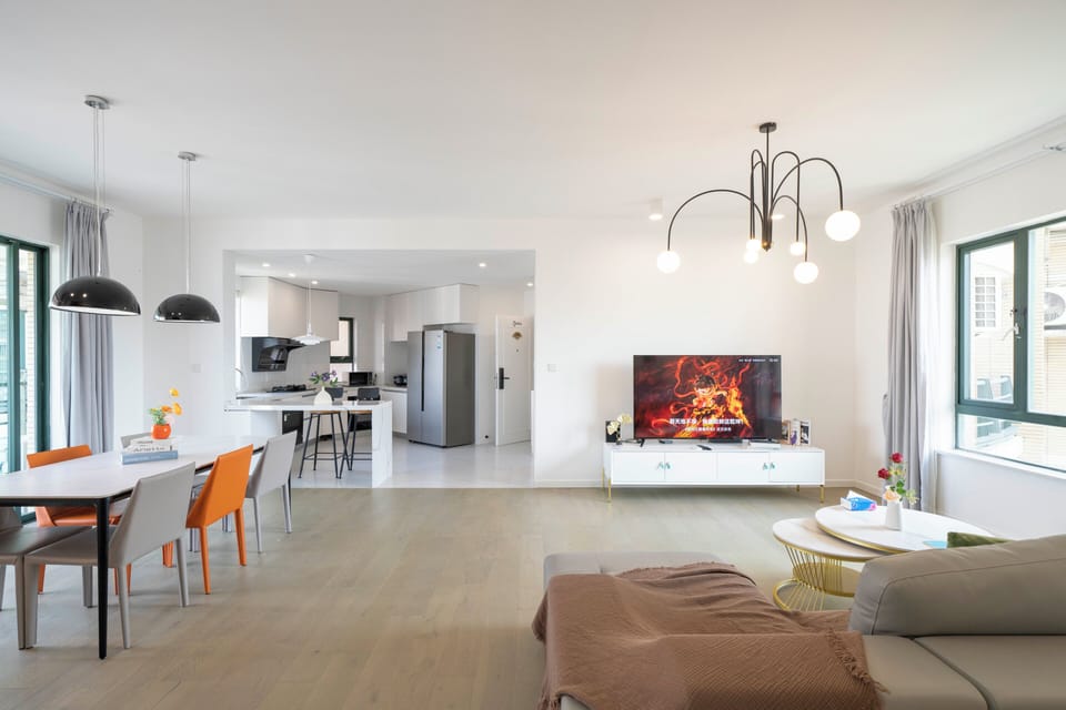 Superior Apartment, 4 Bedrooms, Balcony, City View | Living room | Smart TV