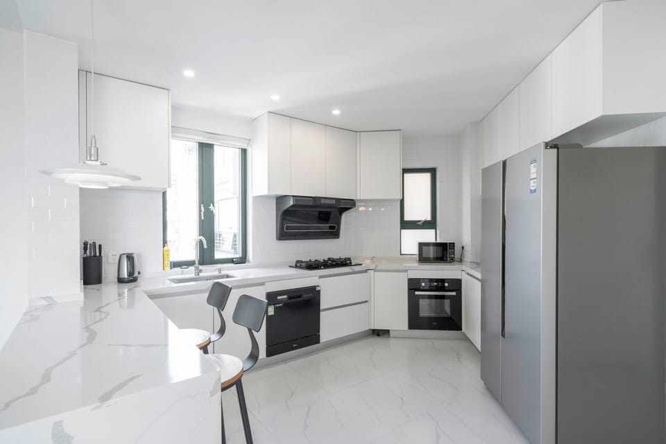 Superior Apartment, 4 Bedrooms, Balcony, City View | Private kitchen