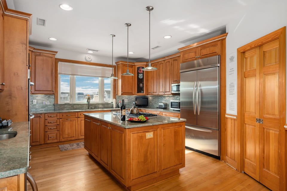Top Level: Fully Equipped Kitchen w/ Appliances, Cooking Utensils, Oven, Microwave, Stove, Refrigerator, Dishwasher, Sink and much more