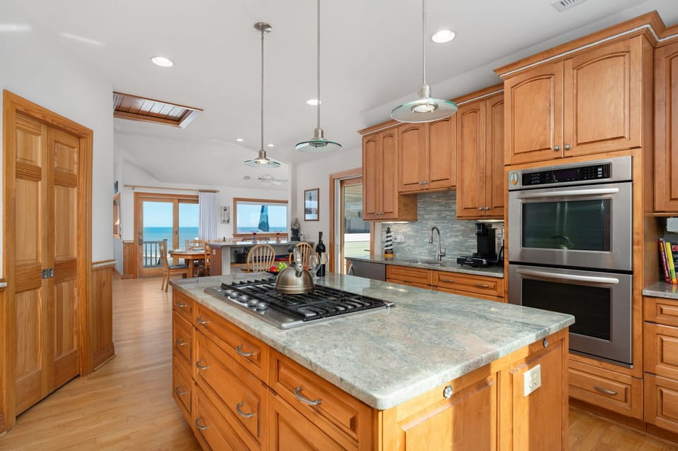 Top Level: Fully Equipped Kitchen w/ Appliances, Cooking Utensils, Oven, Microwave, Stove, Refrigerator, Dishwasher, Sink and much more
