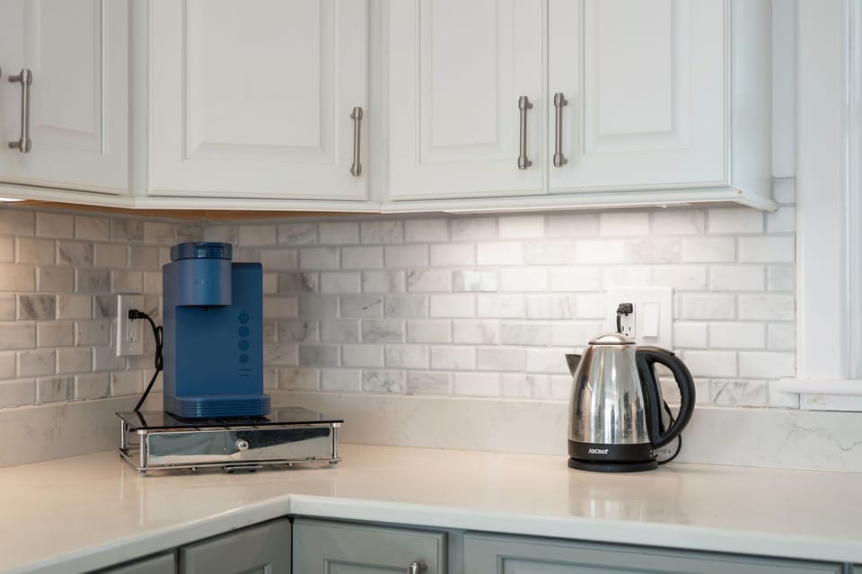 Coffee station with single-serve coffee maker and electric kettle