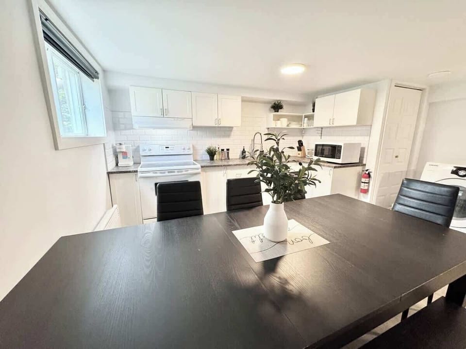 Espace lumineux et aéré, parfait pour les repas et les rires avec vos proches!