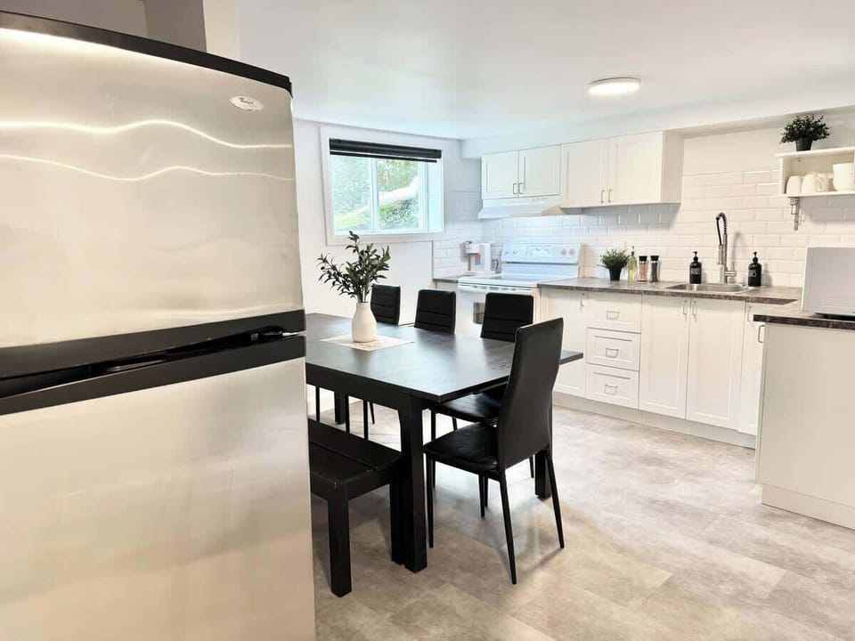 Des appareils modernes et un décor épuré vous attendent pour vos aventures culinaires ! Cuisinez et dînez avec style!