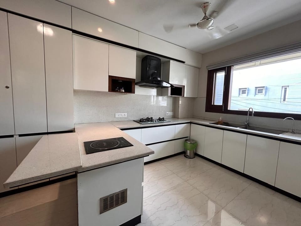 Luxury Twin Room, City View | Private kitchen | Full-size fridge, microwave, oven, stovetop