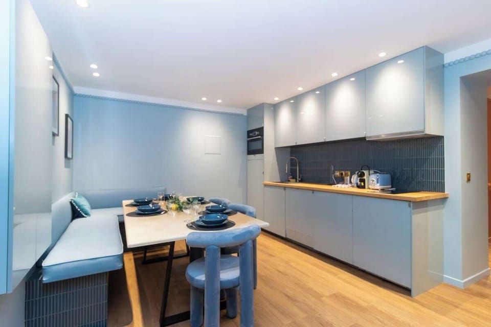 Cuisine entière avec coin repas