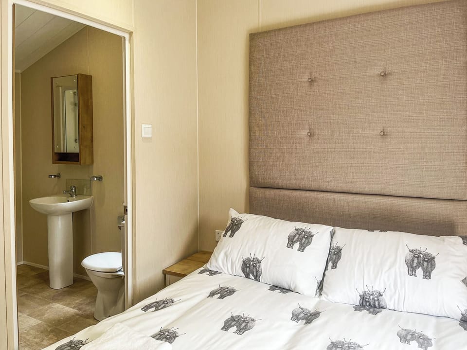 Double bedroom | Glen View Lodge, Dunbar