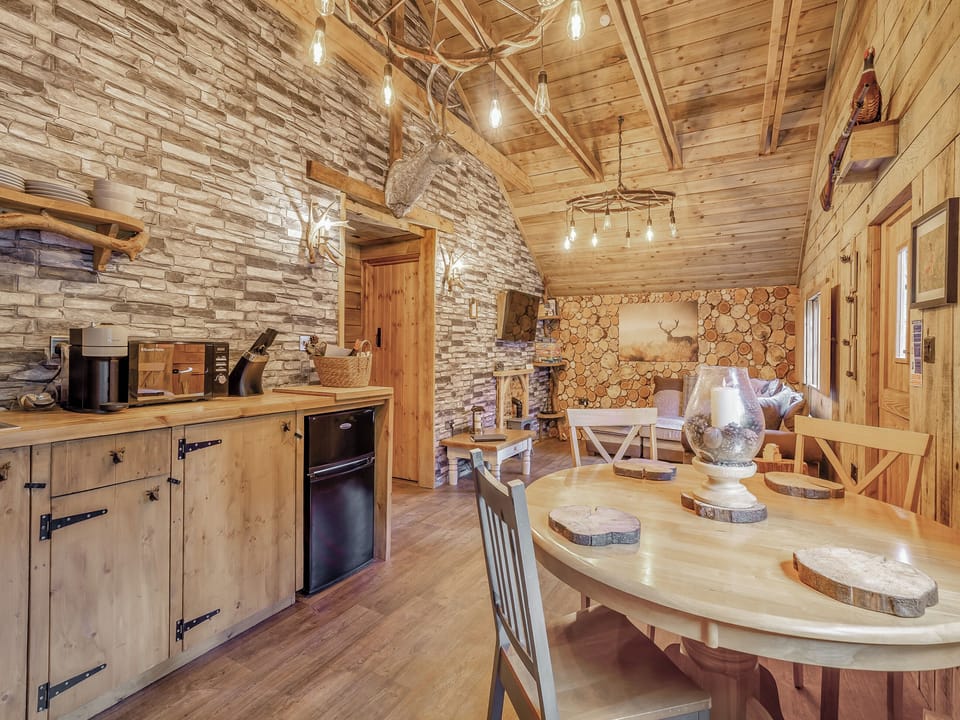 Kitchen/diner | The Retreat - Coach House Holidays Ltd, Ringwood, New Forest