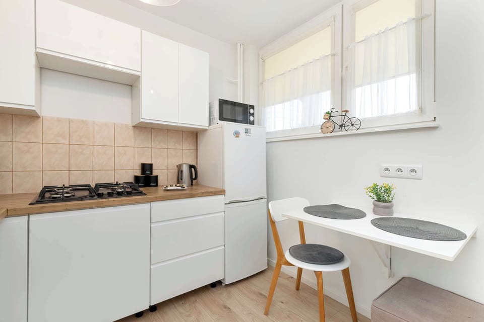 Modern, fully equipped kitchenette. 