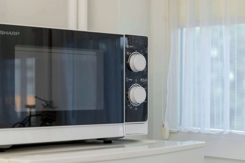 Kitchenette with plenty of kitchen utensils and dishes. 