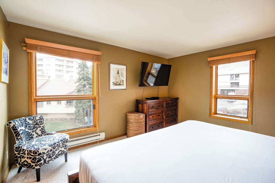 【Bedroom — Sitting Area】Armchair by the window — book-and-bedroom configuration
