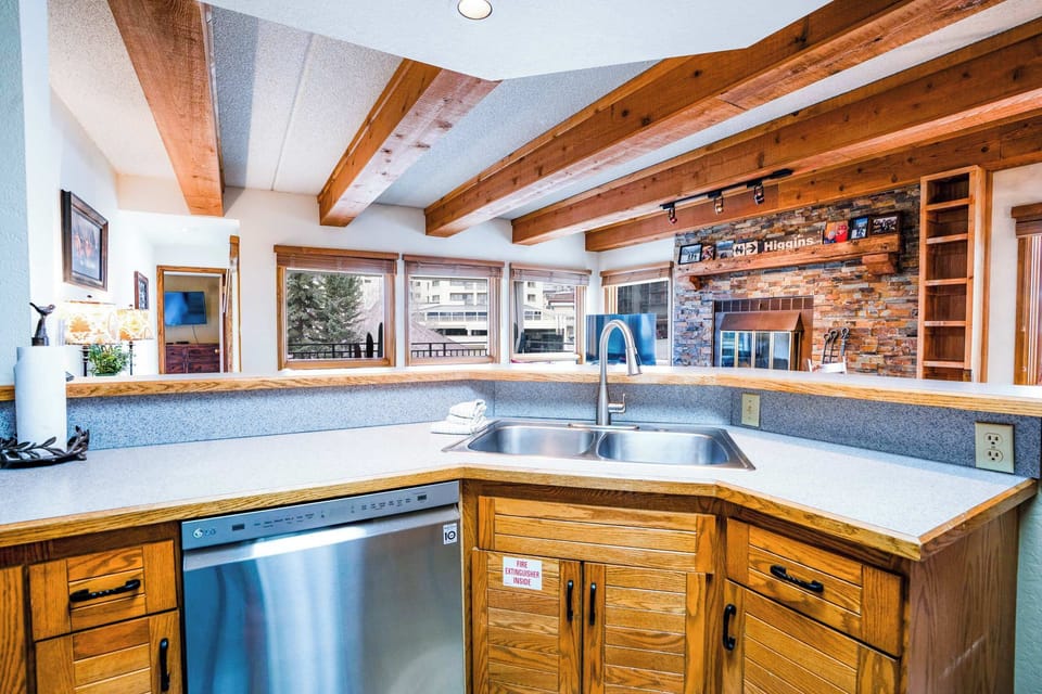 【Kitchen】Full-size fridge, range, dishwasher — cook for 6 before the lifts open