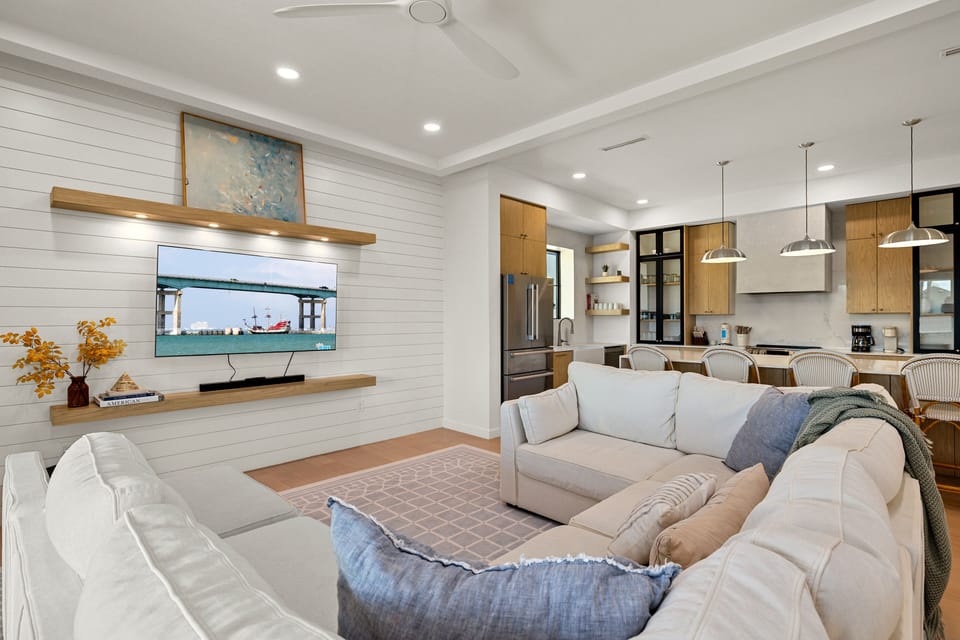 House, 6 Bedrooms | Living area | Smart TV