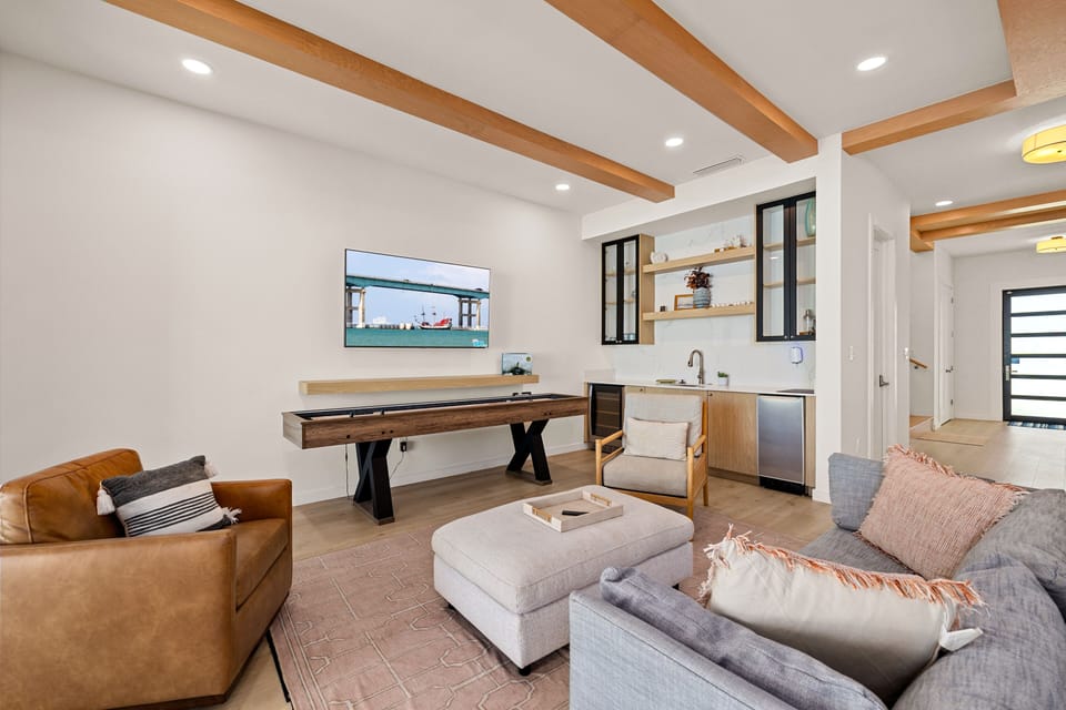 House, 6 Bedrooms | Living area | Smart TV