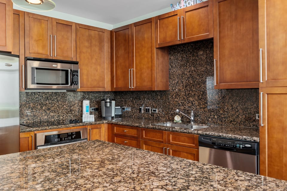 Condo, 3 Bedrooms | Private kitchen | Fridge, oven, coffee/tea maker, toaster