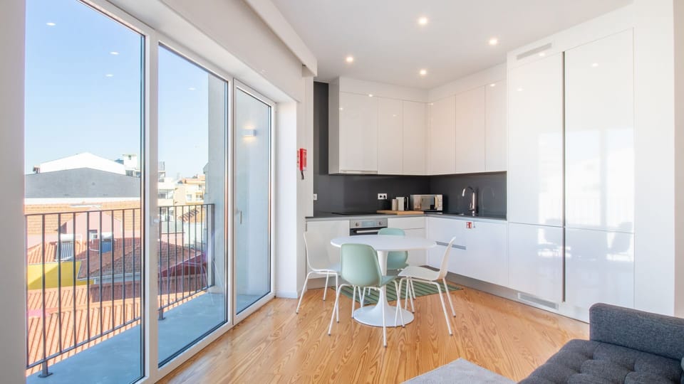 Sleek, fully equipped kitchen.
#FullyEquippedKitchen #BrightInteriors #VilaNovaDeGaiaLiving