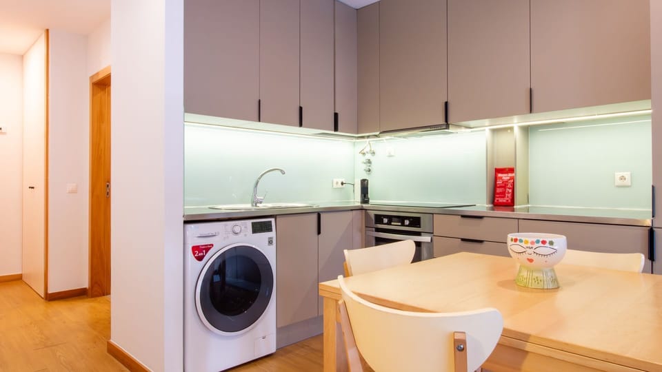 Clean, modern and functional – perfect for long or short stays.
#PortoLiving #EquippedKitchen #LovelyStay