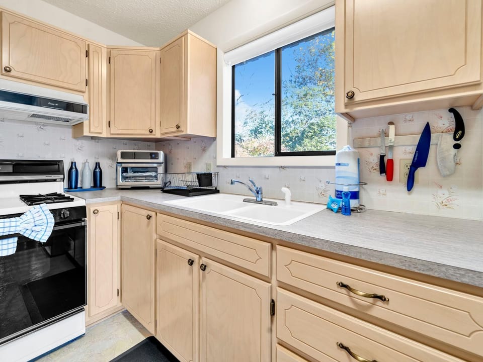 House, Multiple Beds (Dragonfly Deck) | Private kitchen | Oven, toaster
