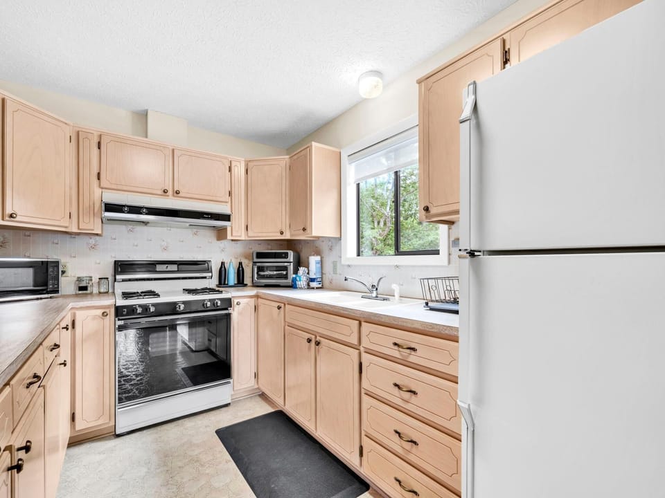 House, Multiple Beds (Dragonfly Deck) | Private kitchen | Oven, toaster