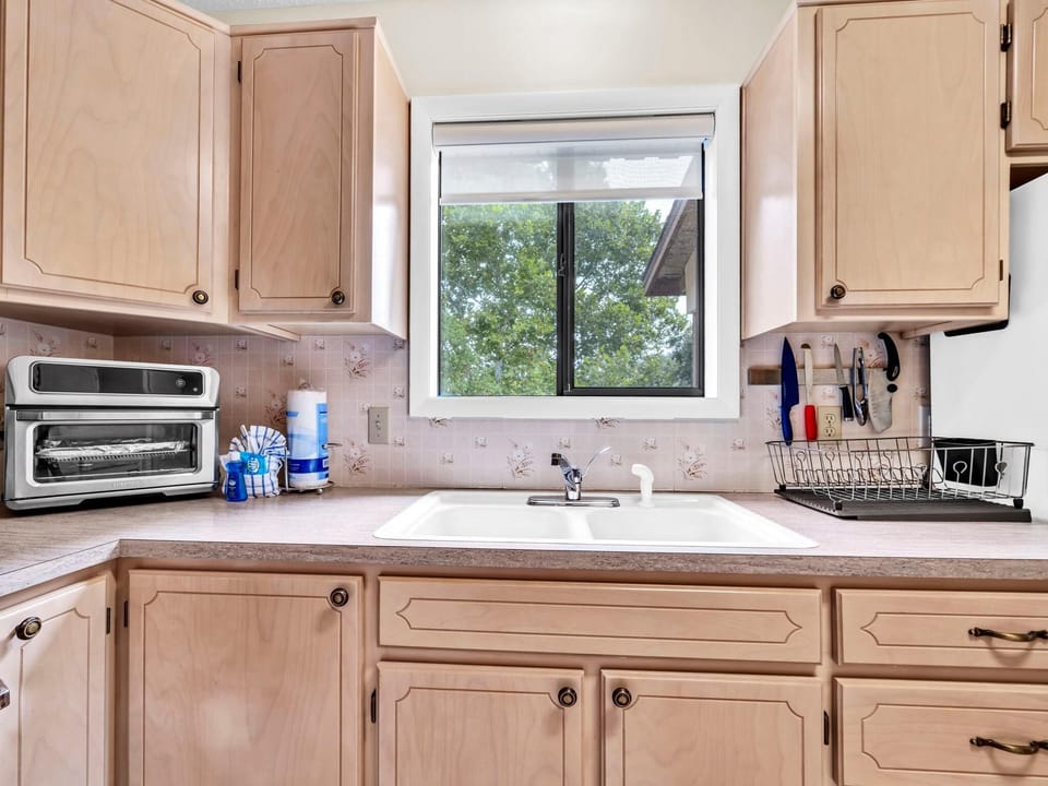House, Multiple Beds (Dragonfly Deck) | Private kitchen | Oven, toaster