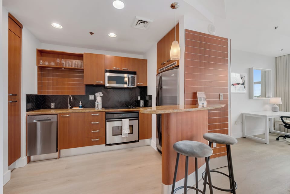 Deluxe Apartment, City View | Private kitchen