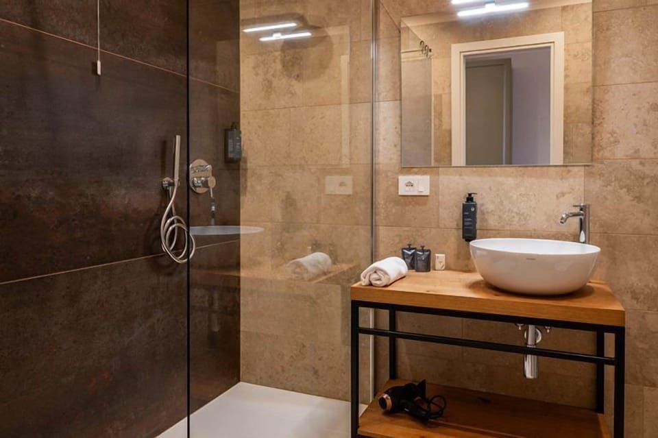 Shower, hair dryer, slippers, bidet