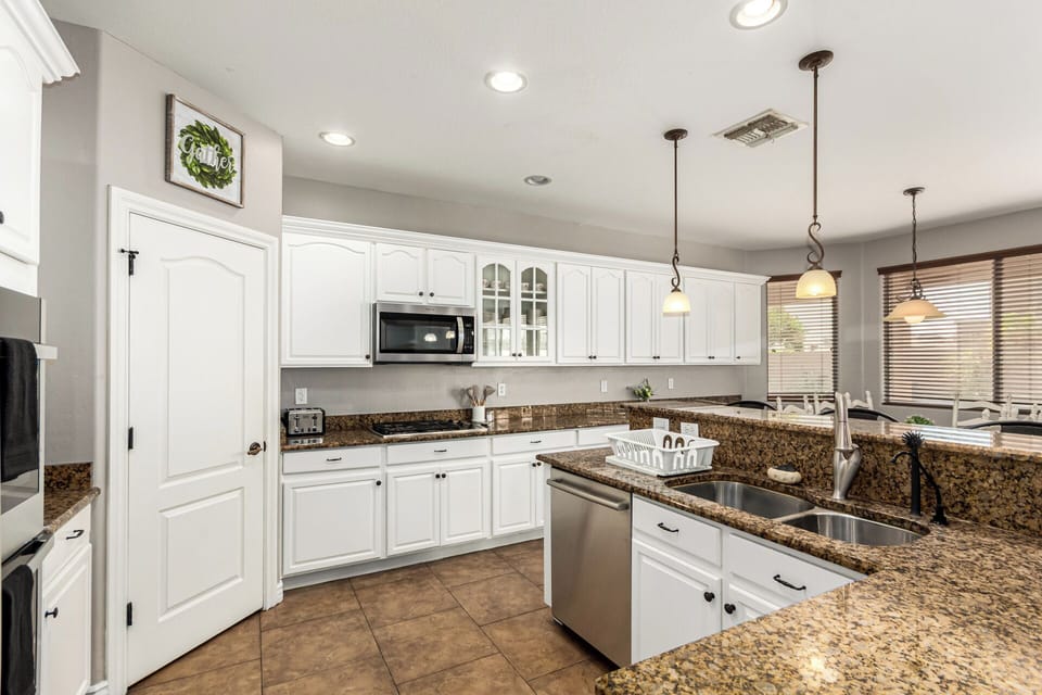 Gas stove, pantry, all dishes provided. 