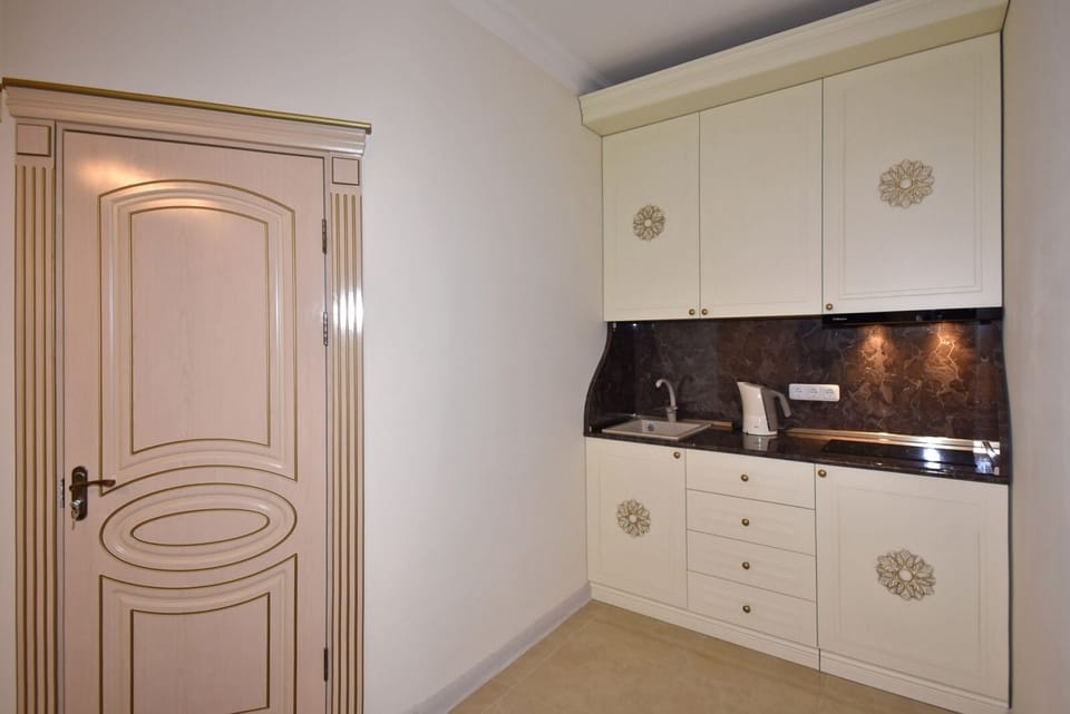 Deluxe Apartment | Private kitchen | Electric kettle