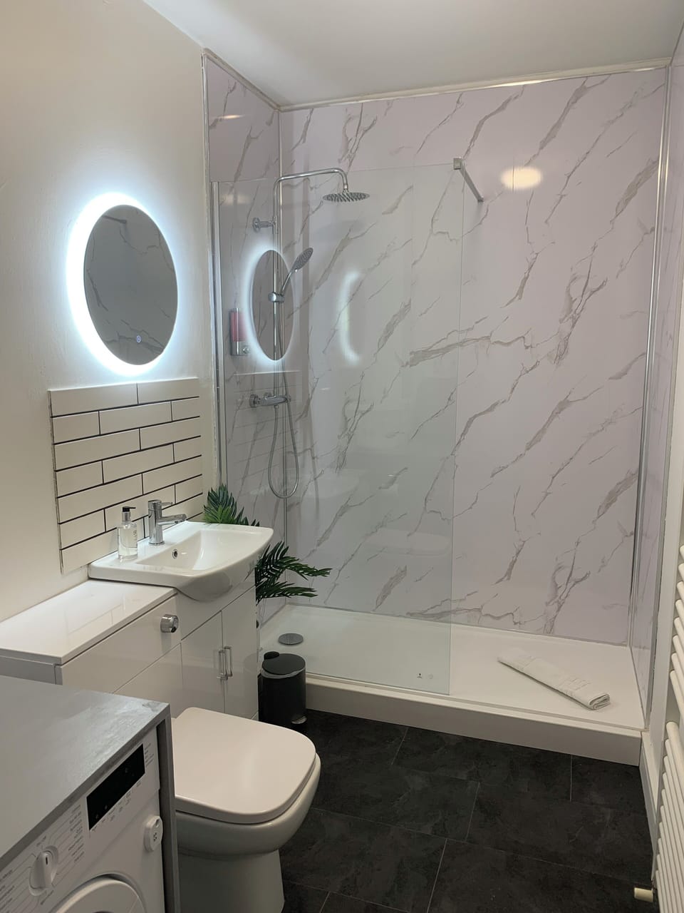 Comfort Apartment, City View | Bathroom | Shower, free toiletries, hair dryer, towels