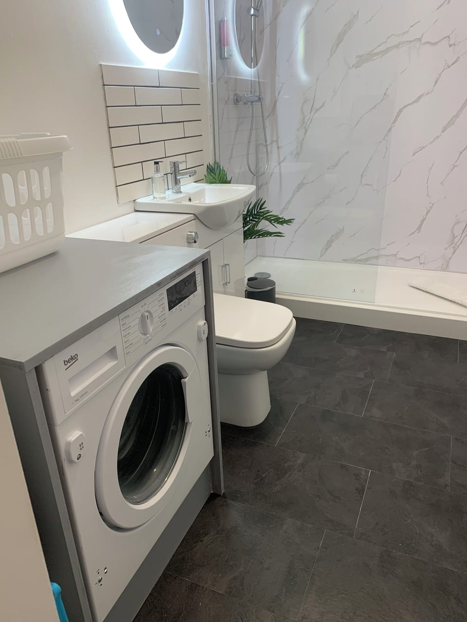 Comfort Apartment, City View | Bathroom | Shower, free toiletries, hair dryer, towels