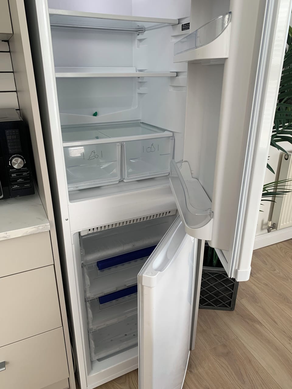 Comfort Apartment, City View | Private kitchen | Full-size fridge, microwave, oven, stovetop