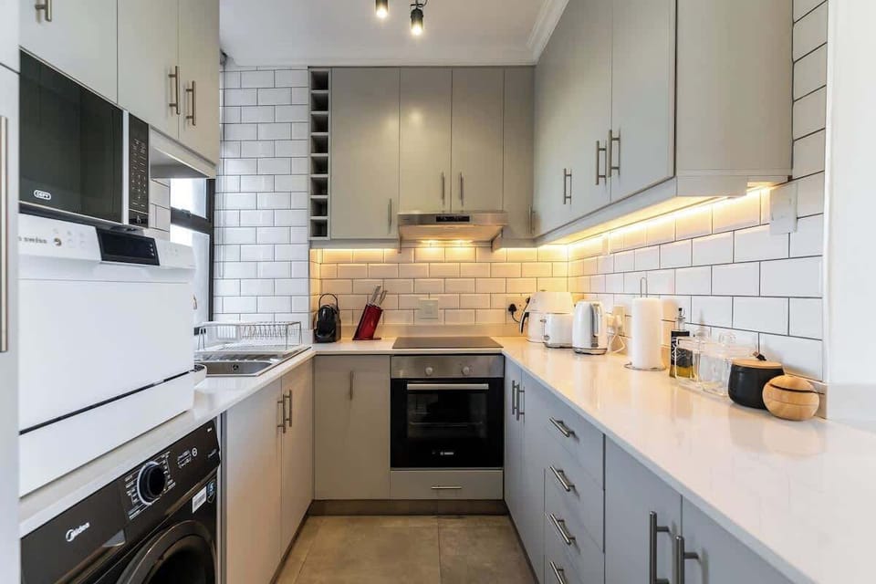 Apartment, 1 Queen Bed, Kitchen, Mountain View (Walborough ) | Private kitchen | Fridge, microwave, oven, stovetop