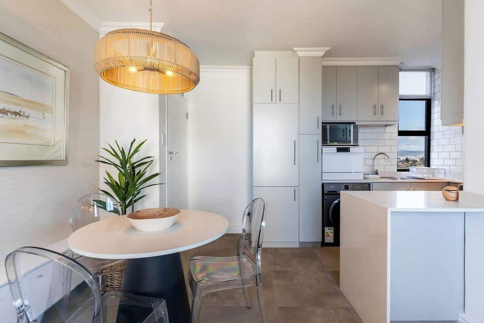 Apartment, 1 Queen Bed, Kitchen, Mountain View (Walborough ) | Dining