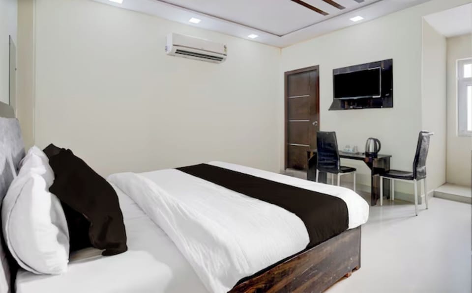 Classic Double Room, City View | Desk, laptop workspace, free WiFi