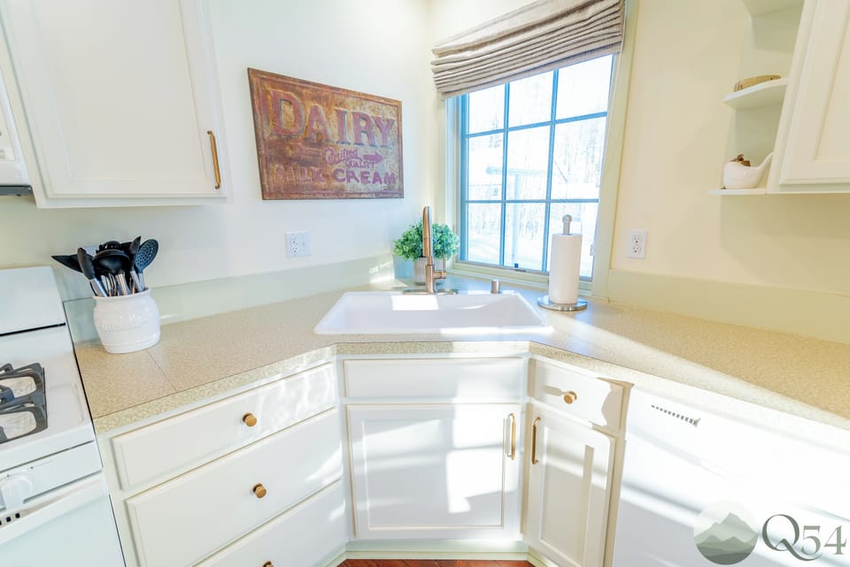Suite 1 - Deluxe Suite, Hot Tub, Mountain View | Private kitchen | Microwave, oven, stovetop, dishwasher