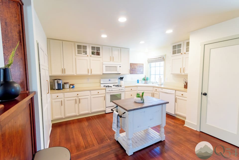 Suite 1 - Deluxe Suite, Hot Tub, Mountain View | Private kitchen | Microwave, oven, stovetop, dishwasher