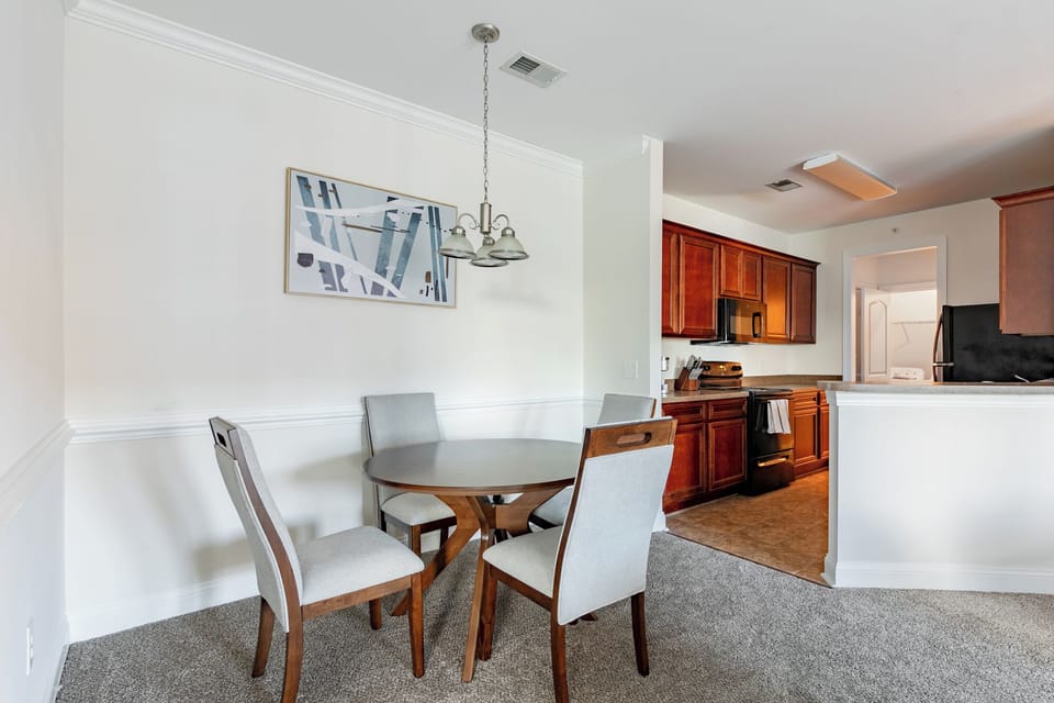 Apartment, 2 Bedrooms | Dining room