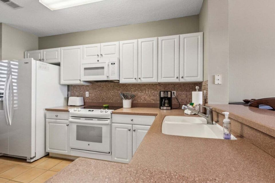 Cook with ease in the well-equipped kitchen